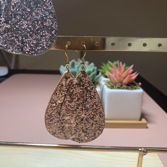 SALE💚 any 3 for $18 💚
 Gold and Silver Glitter Teardrop Earring - Picture 4 of 4